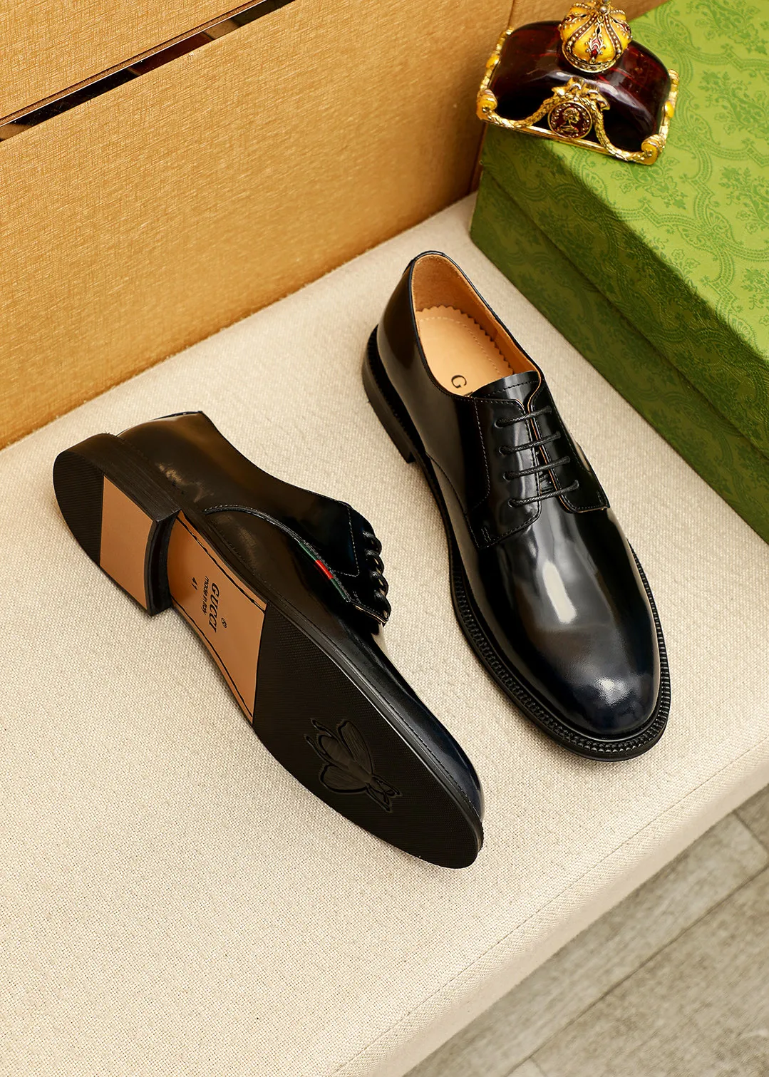 Men's shoes 💰520 💐 Product trademark: GUCCI "Gucci" business leather shoes Regular size: 38-44 (45.46🉑️customized) Product materials: Selected imported first-layer open-edge beaded cowhide leather upper, imported water-dyed cowhide leather lining. Strong three-dimensional visual effect, original outsole Color: 4⃣️colors available